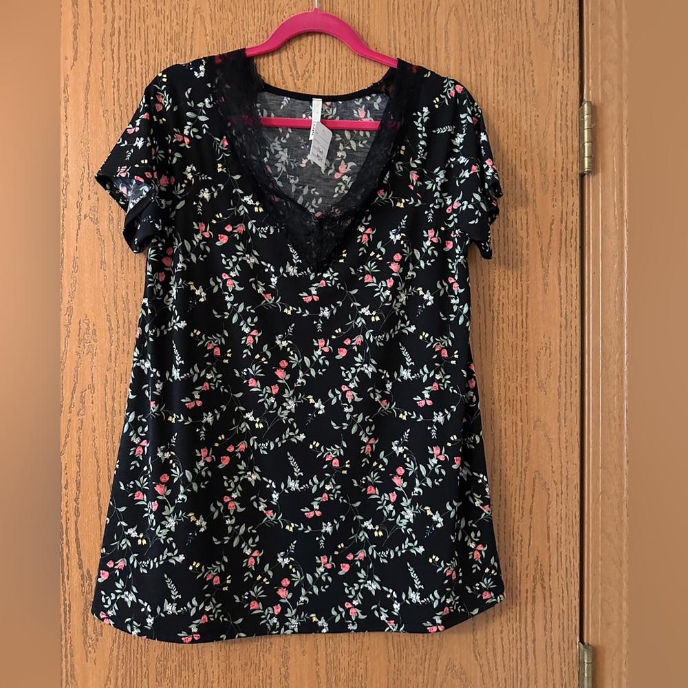 CELESTE Floral Patter  V-Neck Blouse with Lace Details- Med- NWOT